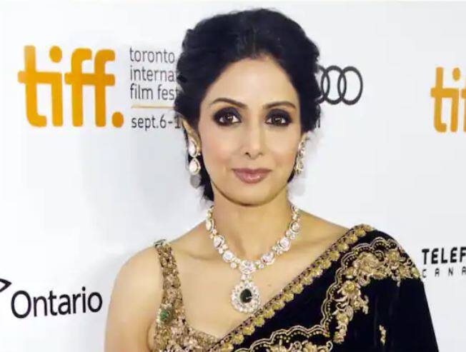 Shri Devi- ਮਰਹੂਮ ਅਭਿਨੇਤਰੀ ਸ਼੍ਰੀਦੇਵੀ ਵੀ ਕਦੇ ਇਸ ਸ਼ੋਅ ਦਾ ਹਿੱਸਾ ਨਹੀਂ ਬਣ ਸਕੀ। ਅੱਜ ਉਹ ਇਸ ਦੁਨੀਆ 'ਚ ਨਹੀਂ ਹੈ ਅਤੇ ਹੁਣ ਉਹ 'ਦਿ ਕਪਿਲ ਸ਼ਰਮਾ ਸ਼ੋਅ' ਦਾ ਕਦੇ ਵੀ ਹਿੱਸਾ ਨਹੀਂ ਬਣ ਸਕਦੀ, ਇਸ ਦਾ ਉਨ੍ਹਾਂ ਦੇ ਪ੍ਰਸ਼ੰਸਕਾਂ ਨੂੰ ਹਮੇਸ਼ਾ ਪਛਤਾਵਾ ਰਹੇਗਾ।