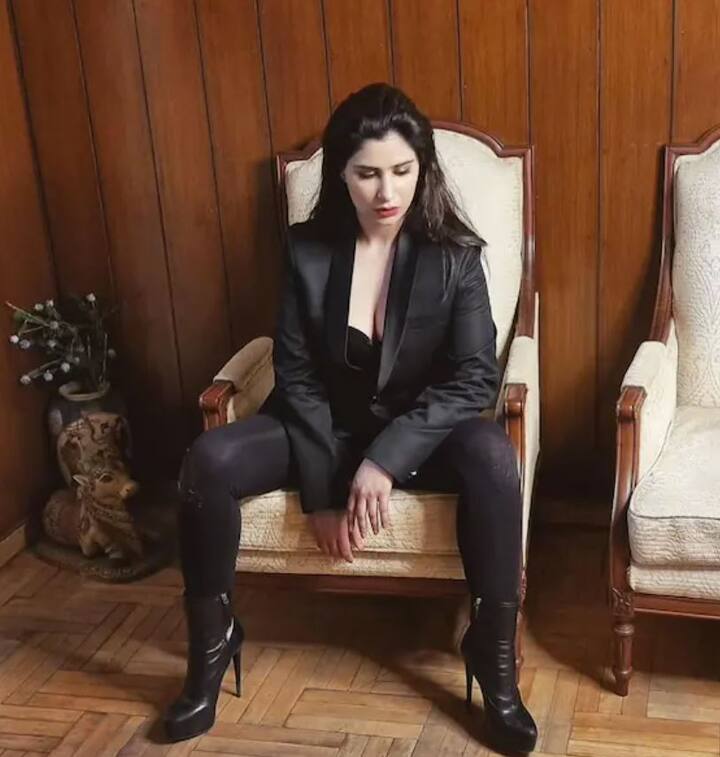 ਫੈਸ਼ਨ ਡਿਜ਼ਾਈਨਿੰਗ ਕਰਨ ਤੋਂ ਬਾਅਦ, ਉਹ ਕੁਝ ਸਮਾਂ ਸਿੰਗਾਪੁਰ ਅਤੇ ਫਿਰ ਲੰਡਨ ਵਿਚ ਰਹੀ।