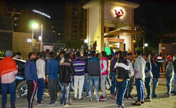 स्थानीय निवासियों का कहना है कि टावर डी का एक हिस्सा ढह गया है. इस टावर को 2018 में बनाया गया था. परिसर में तीन और टावर हैं. 18 मंजिला टावर डी में चार बेडरूम के अपार्टमेंट हैं. वहीं आवास परिसर प्रबंधन ने गुरुवार शाम सात बजे के आस-पास हुई घटना के लिए मरम्मत के दौरान लापरवाही को जिम्मेदार बताया है.