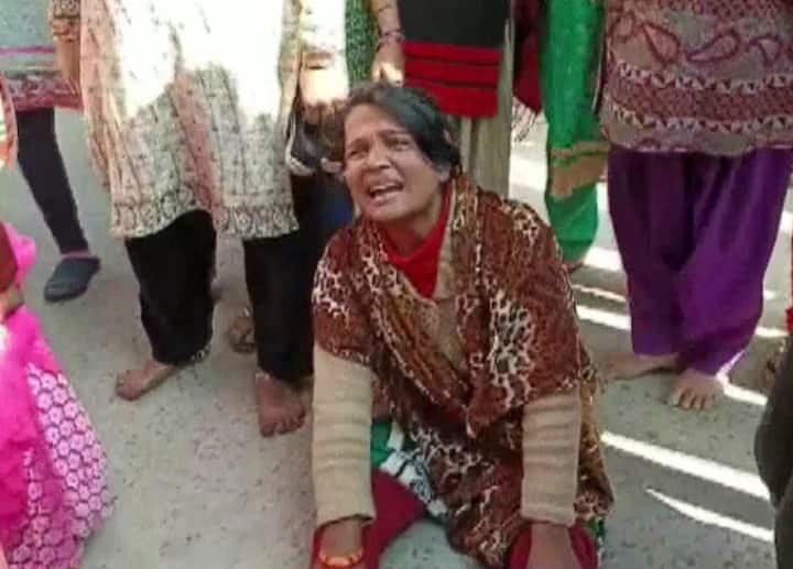 UP News: Unnao Dalit Girl Case, post mortem news in hindi, UP Police, Politics on Unnao case Unnao Case: पोस्टमॉर्टम रिपोर्ट में दलित लड़की के साथ दरिंदगी का खुलासा, सिर में चोट, गर्दन की हड्डी भी टूटी
