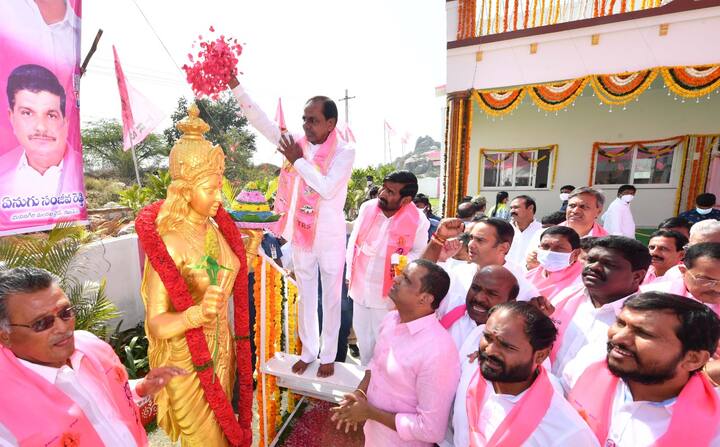 పార్టీ కార్యాలయం ముందు ఉన్న తెలంగాణ తల్లి విగ్రహానికి నమస్కరిస్తున్న సీఎం కేసీఆర్