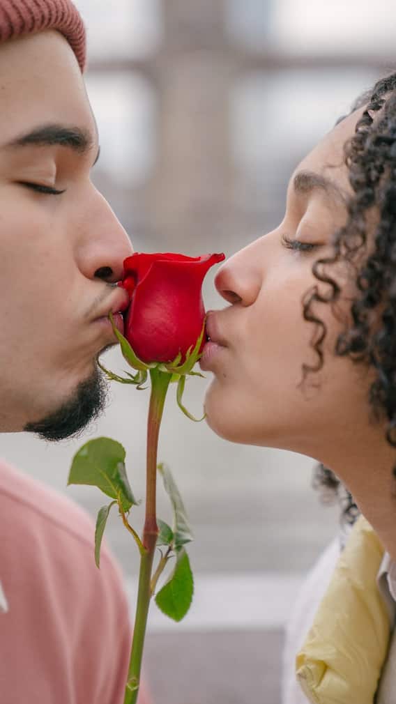 కిస్ డే: ముద్దుతో ఎన్నో ప్రయోజనాలు