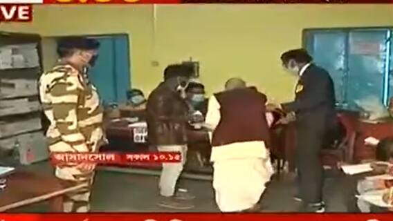 Municipal Election : কেন্দ্রীয় বাহিনীর জওয়ানকে সঙ্গে নিয়ে ভোট দিলেন কুলটির BJP বিধায়কের বাবা| Bangla News