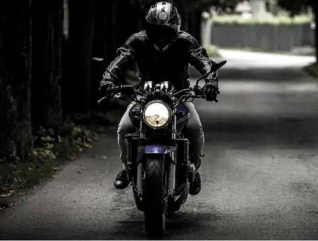 How To Stop Dog Chasing Your Bike In Night:  ਤੁਸੀਂ ਅਕਸਰ ਦੇਖਿਆ ਹੋਵੇਗਾ ਕਿ ਜਦੋਂ ਕੋਈ ਮੋਟਰਸਾਈਕਲ ਕਿਸੇ ਅਜਿਹੀ ਜਗ੍ਹਾ ਤੋਂ ਲੰਘਦਾ ਹੈ ਜਿੱਥੇ ਕੁੱਤੇ ਹੁੰਦੇ ਹਨ, ਤਾਂ ਅਕਸਰ ਕੁੱਤੇ ਲੰਘਦੇ ਮੋਟਰਸਾਈਕਲ 'ਤੇ ਭੌਂਕਦੇ ਹਨ ਤੇ ਇਸ ਨੂੰ ਚਲਾ ਰਹੇ ਵਿਅਕਤੀ ਨੂੰ ਕੱਟਣ ਲਈ ਭੱਜਦੇ ਹਨ।