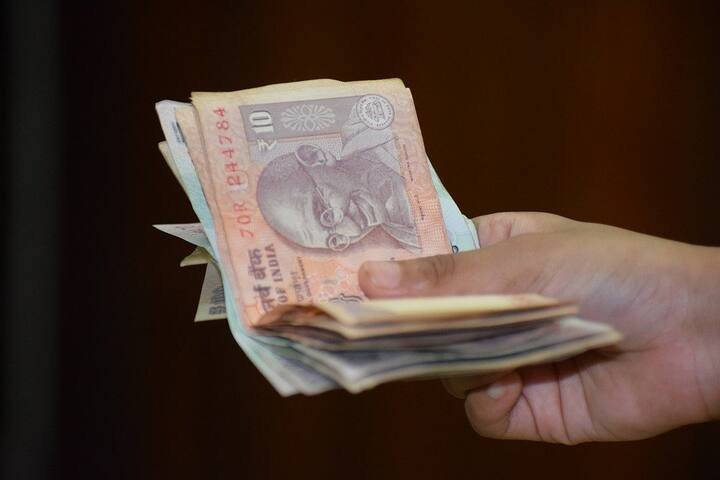 आपको बता दें देश की गरीबी रेखा से नीचे आने वाली महिलाओं के लिए सरकार कई तरह से आर्थिक सहायता देती है. आज हम ऐसी योजना के बारे में बताएंगे, जिसमें केंद्र सरकार गर्भवती महिलाओं को ये राशि देती है.