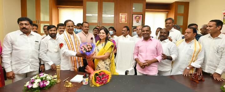 భువనగిరి పార్టీ లీడర్లను అభినందిస్తున్న సీఎం కేసీఆర్