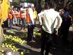 Indore: इंदौर कलेक्ट्रेट कार्यालय चौराहे पर फल और सब्जी व्यवसायियों ने किया चक्का जाम, जानें वजह