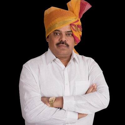 सपा के लिए बरौली से चुनाव लड़ रहे प्रत्याशी ठाकुर जयवीर सिंह का नाम भी इस लिस्ट में शामिल है. उनके पास भी 13 करोड़ की सम्पत्ति है लेकिन घर में किसी के पास कोई गाड़ी नहीं है.