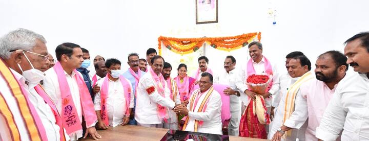 జిల్లా పార్టీ అధ్యక్షుడిని కుర్చీలో కూర్చోబెడుతున్న సీఎం కేసీఆర్