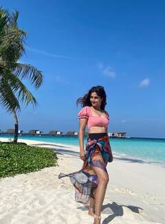 Reba Monica pics: முதுகை காட்டி கையில் கிளாஸ் உடன் தண்ணீரில் மிதக்கும் பிகில் நடிகை...!