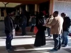 Satna News: सतना में भी हुआ हिजाब पर विवाद, कॉलेज में परीक्षा देने हिजाब पहनकर पहुंची छात्रा का छात्रों ने किया विरोध, जानें पूरा मामला