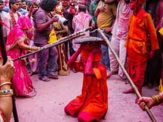 Mathura Holi 2022 Vrindavan Barsana Holi 2022 Dates Schedule Rangbharni  Ekadashi Lathmar Holi | Mathura Holi 2022: ब्रज में मनाया जा रहा है 40  दिनों का रंगोत्सव,जानिए लट्ठमार होली से लेकर Mathura ...