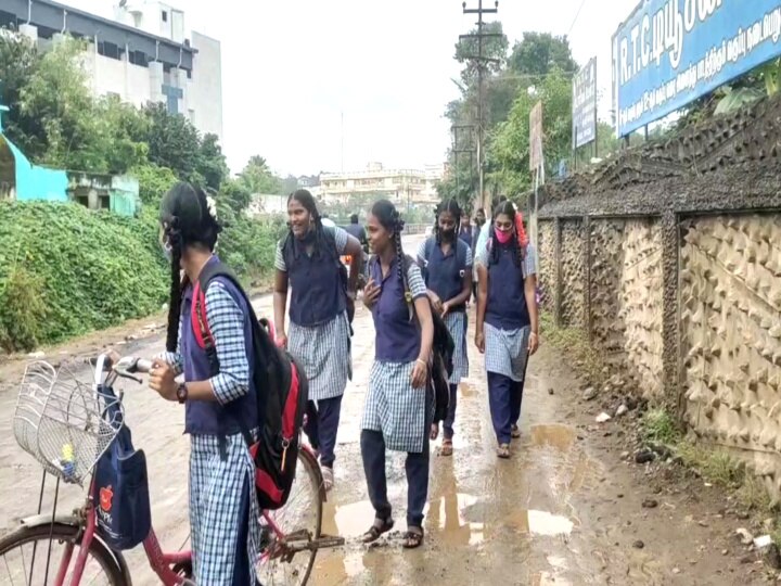 பள்ளிக்கு வந்த பின்னர் விடுமுறை அளித்து பயன் என்ன ? -  மயிலாடுதுறையில் பெற்றோர்கள் அதிருப்தி