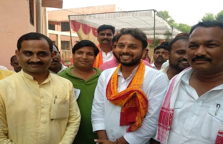 विजय कुमार राजभर मऊ के घोसी से विधायक हैं. वह 4.09 लाख रुपये की संपत्ति के साथ यूपी के तीसरे सबसे गरीब एमएलए हैं.