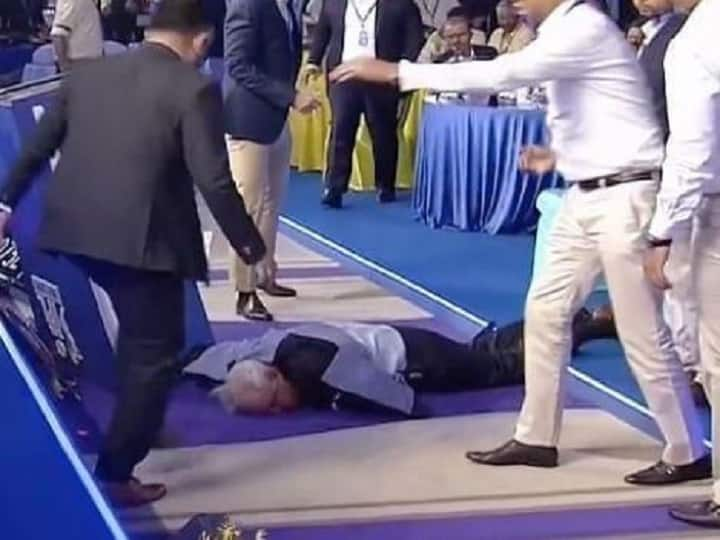 IPL Auction 2022 IPL auctioneer Hugh Edmeades collapses at the stage Hugh Edmeades | திடீரென மயங்கி விழுந்த தொகுப்பாளர் ஹூக் எட்மெட்ஸ்... கையை கட்டி வேடிக்கைப் பார்த்த ஐபிஎல் அணி உரிமையாளர்கள்