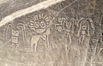 পল্লবী দে, কলকাতা: মরুভূমি মানেই তা জনমানবহীন। প্রাণের স্পর্শটুকুও পাওয়া যায় না সেখানে৷ যতদূর তাকানো যায়, কেবল শুকনো মরুপ্রান্তর৷ অথচ সেই মরুতটেই লুকিয়ে হাজার হাজার বছরের প্রাচীন রহস্য। যার সঠিক উদঘাটন হয়নি একুশ শতকের বিশ্বে।