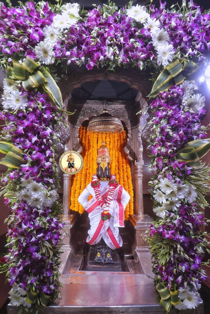 या निमित्ताने विठ्ठल मंदिराला आकर्षक फुल सजावट करण्यात आली आहे