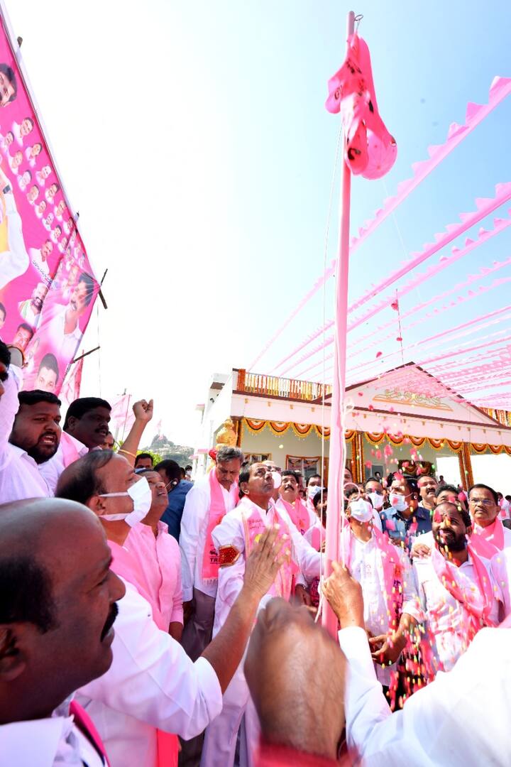 జిల్లా పార్టీ కార్యాలయం ముందు జెండా ఆవిష్కరిస్తున్న కేసీఆర్