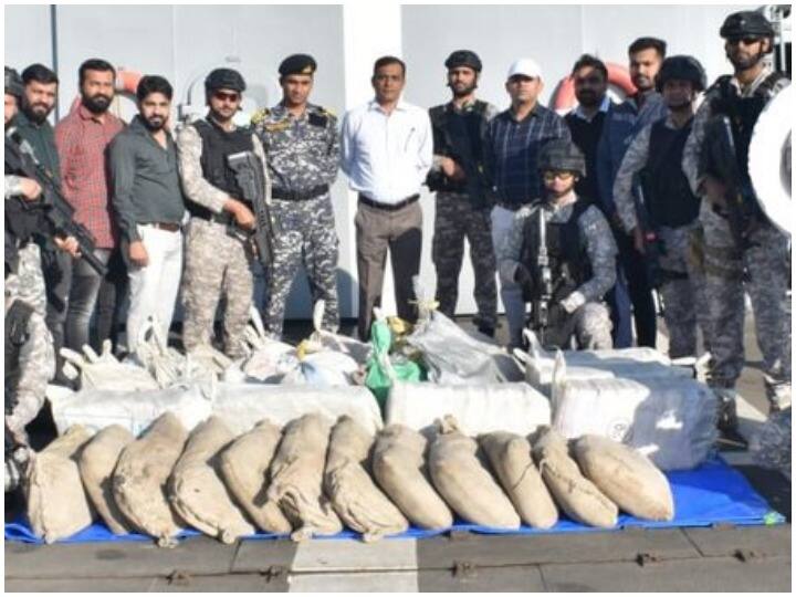 multi-agency operation at sea Narcotics Control Bureau with Indian navy seized 800 kgs of narcotics substances Narcotics Seized worth 2000 Cr at Sea ANN समंदर में नशे की 'नाव' चलाने की Pakistani साजिश नाकाम, NCB-नेवी ने पकड़ी 2000 करोड़ की ड्रग्स
