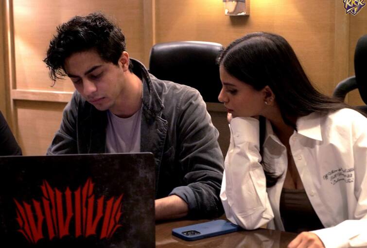 IPL Auction 2022: Aryan Khan seen with sister Suhana in ipl auction IPL Auction 2022: ડ્રગ્સ કેસમાં જેલમાંથી છૂટ્યા બાદ પ્રથમ વખત જાહેરમાં જોવા મળ્યો શાહરૂખનો લાડકો આર્યન ખાન , જાણો સાથે બીજું કોણ-કોણ હતું