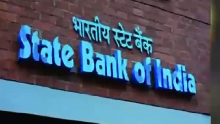 Russia-Ukraine War Inpact SBI Stops Transaction And Dealing with Banned Organization of Russia Russia-Ukraine War: अमेरिका यूरोपीय यूनियन द्वारा प्रतिबंध लगाने के बाद एसबीआई ने रूस की प्रतिबंधित संस्थाओं के साथ लेनदेन रोका