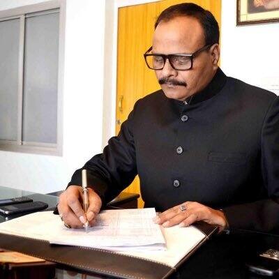 कैबिनेट मंत्री बृजेश पाठक इस बार लखनऊ कैंट से प्रत्याशी है. इससे पहले वो दो बार के सांसद और एक बार विधायक बन चुके हैं. लेकिन बता दें कि उनके पास भी अपनी कोई गाड़ी नहीं है.