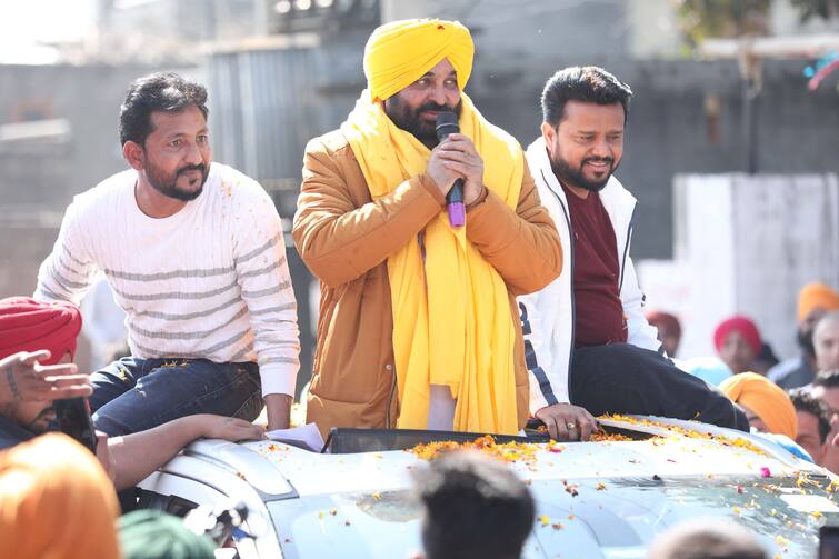 Punjab CM Bhagwant Mann Convoy stopped by Agneepath Protesters put these demands Agnipath Scheme Protest: अग्निपथ योजना का विरोध कर प्रदर्शनकारियों ने पंजाब सीएम भगवंत मान का काफिला रोका, कही ये बात