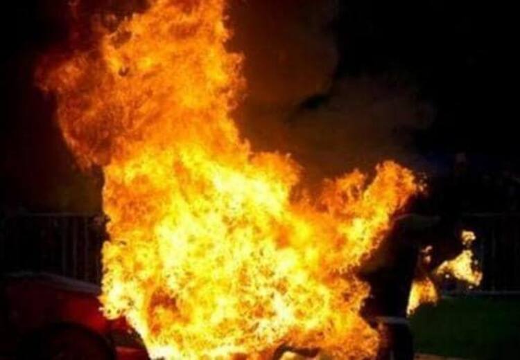 Cooch Behar Fire Gripped House, two burnt to death Cooch Behar Fire : কোচবিহারে বিধ্বংসী আগুন, ঝলসে গেল মা ও ছেলে