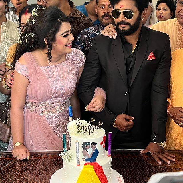 वहीं अब जब दोनों की सगाई हो गई है तो निधि की खुशी उनके चेहरे पर देखते ही बन रही हैं. सगाई की वीडिया इंस्टाग्राम पर शेयर करते हुए निधि ने लिखा कि अब ये ऑफिशल हो चुका है हम एंगेज हो गए.