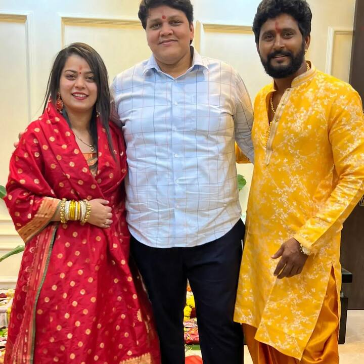 जैसे ही वीडियो सोशल मीडिया पर आया तो फैन्स उन्हें बधाईयां देनी शुरू कर दी. साथ ही भोजपुरी इंडस्ट्री से भी कई स्टार्स उन्हें बधाई दे रहे हैं.