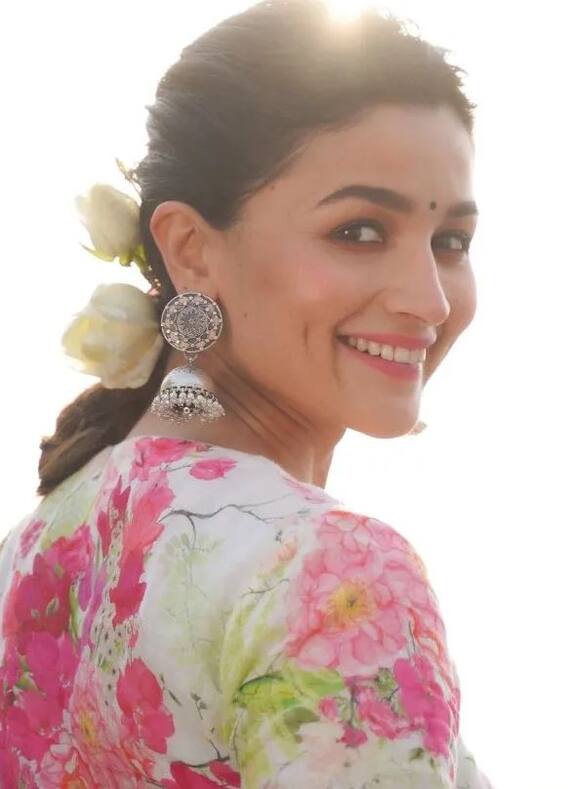 ਫੁੱਲਾਂ ਨਾਲ ਭਰੀ ਸਾੜੀ 'ਚ Alia Bhatt ਦੀਆਂ ਹਸੀਨ ਅਦਾਵਾਂ