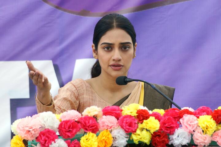 ছবিতে অচেনা সাজ নুসরতেরও। হালকা মেকআপে ছাত্র রাজনীতির এক নেত্রী হিসেবে দেখা যাবে তাঁকে।