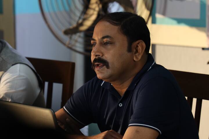 ছবিতে গুরুত্বপূর্ণ ভূমিকায় রয়েছেন অনির্বাণ চক্রবর্তী। ইতিমধ্যেই 'মুখোশ', 'শবচরিত্র' সহ একাধিক ছবিতে কাজ করে ফেলেছেন অনির্বাণ।