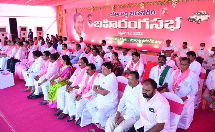 రాయగిరిలో ఏర్పాటు చేసిన బహిరంగ సభలో నాయకుల అభివాదం