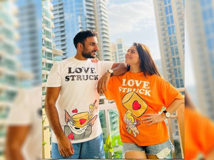 ‘व्हॅलेंटाईन डे’च्या निमित्ताने सोनालीने पती कुणालसोबतचे काही खास फोटो सोशल मीडियावर शेअर केले आहेत. या त्यांनी कपल टीशर्ट परिधान केले आहेत.