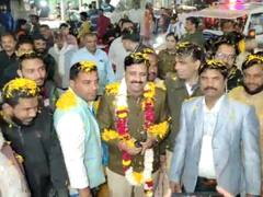 Indore: खजराना पुलिस का जनता ने ढोल नगाड़ों के साथ किया स्वागत, बरसाये फूल, जानें क्या है पूरा मामला