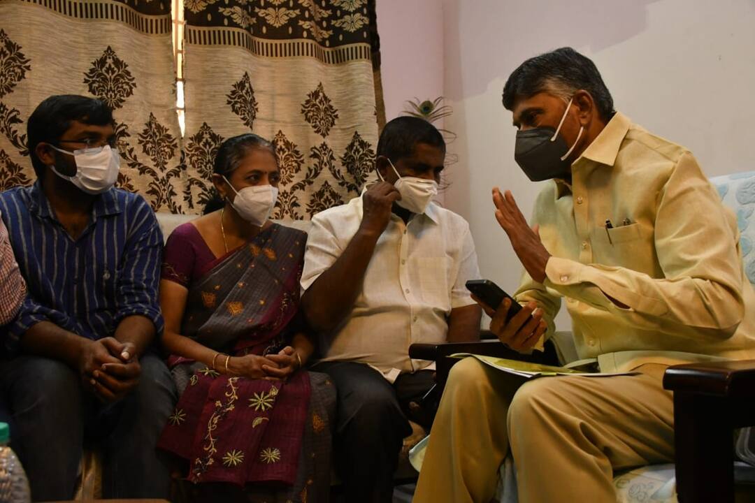 Chandrababu issued warnings not leave any single officer who had done wrong. Chandrababu : పోలీసుల్ని బలిపశువులు చేస్తున్న జగన్ రెడ్డి - తప్పు చేసిన ఏ ఒక్కర్నీ వదిలి పెట్టబోమన్న చంద్రబాబు !