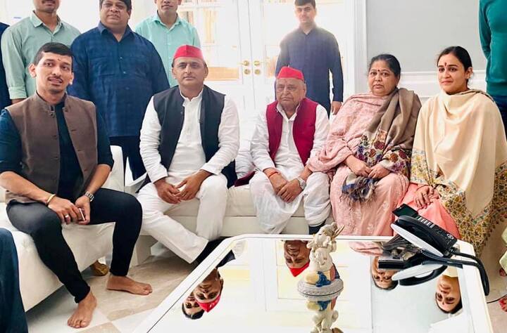 साधना ने बताया था कि अखिलेश अक्सर उनसे मिलने आते रहते हैं. 2017 के कलह के बाद तो उन्होंने आना जाना और ज्यादा कर दिया था.