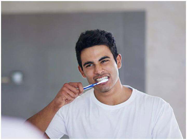 Health Tips: मसूड़ों से आता है खून? अपनाएं ये घरेलू टिप्स, मिलेगा आराम Health Tips, Gums Problem And Home Remedies For Bleeding Gums Health Tips: मसूड़ों से आता है खून? अपनाएं ये घरेलू टिप्स, मिलेगा आराम