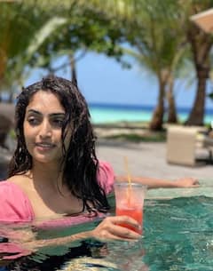 Reba Monica pics: முதுகை காட்டி கையில் கிளாஸ் உடன் தண்ணீரில் மிதக்கும் பிகில் நடிகை...!