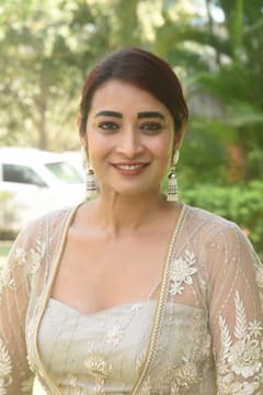 Bhanu Sree: లెహంగాలో లవ్లీ భాను శ్రీ