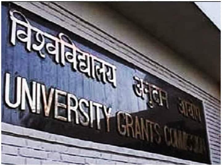UGC: यूजीसी ने ऑफलाइन क्लासेस के लिए दिखायी हरी झंडी, सभी उच्च शिक्षा संस्थानों में फिर लौटेंगे छात्र