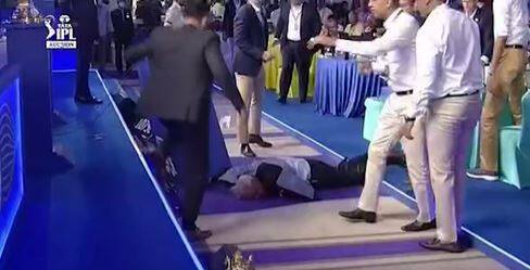 IPL Auctioneer Hugh Edmeades collapses|ఆక్షన్ వేస్తుండగా కుప్పకూలిన Auctioneer| TataIPL Auction 2022