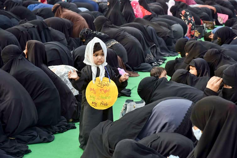 Hijab Controversy: मालेगांव समेत देश के कई शहरों में प्रदर्शन, आज लुधियाना में निकलेगा ‘हिजाब मार्च’