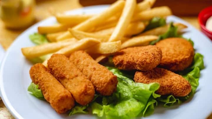 শহর জুড়ে বাড়বাড়ন্ত ডিপার্টমেন্টাল স্টোরের। তাই স্ন্যাক্সের কথা উঠলেই ব্যাগ হাতে বেরিয়ে পড়ি আমরা। বাছাই করা ফ্রোজেন খাবারের প্যাকেট নিয়ে বাড়ি ঢুকি।