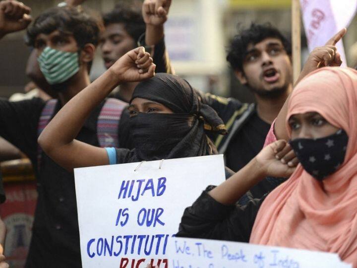 Hijab Row: controversy on hijab has spread in All states, women of these states demonstrated in support Hijab Row: देश भर में हिजाब पर संग्राम, इन राज्यों की महिलाओं ने किया समर्थन में प्रदर्शन तो बंगाल के स्कूल में तोड़फोड़