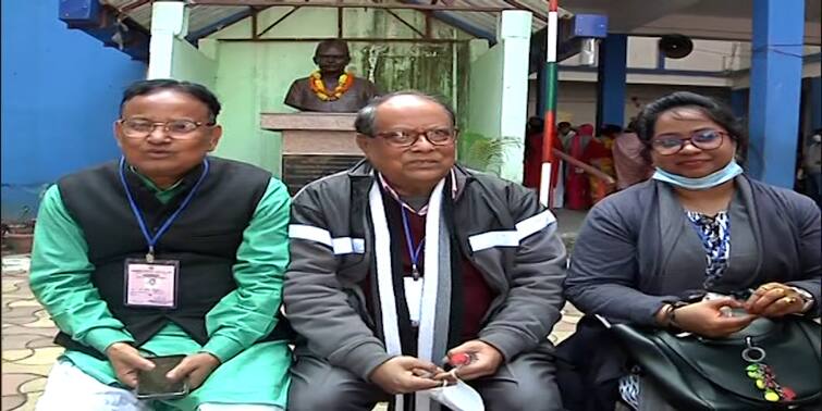 Siliguri Municipal Election 2022 CPM BJP TMC Candidates Sit Together, Having Snack, Shares Greetings WB Municipal Election 2022 : এক বেঞ্চে বসে বাদামভাজা খাচ্ছেন বিজেপি, সিপিএম ও তৃণমূলের প্রার্থী ! 
