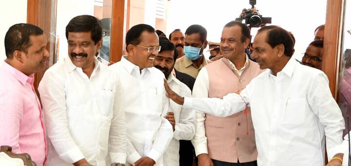 భువనగిరిలో సీఎం కేసీఆర్ టూర్ ఆధ్యంతం ఆసక్తిగా సాగింది.