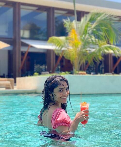 என் ஆசை மூங்கில் வெடிக்க வைத்தாய் என் ஆண்மை எனக்கே விளங்க வைத்தாய்