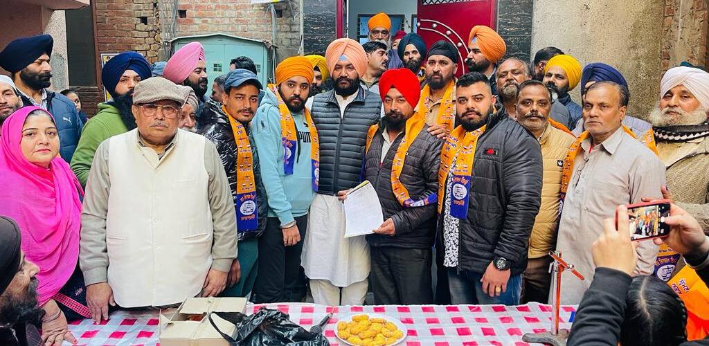 ‘ਆਪ’ ਨੂੰ ਝਟਕਾ, ਦੱਖਣੀ ਦੇ ਚੌਂਕ ਮੋਨੀ ਵਿਖੇ ਆਪ ਵਰਕਰ ਸਾਥੀਆਂ ਸਮੇਤ ਅਕਾਲੀ ਦਲ ’ਚ ਸ਼ਾਮਿਲ Aam Aadmi Party workers joined the SAD at Chowk Moni in the Amritsar south ‘ਆਪ’ ਨੂੰ ਝਟਕਾ, ਦੱਖਣੀ ਦੇ ਚੌਂਕ ਮੋਨੀ ਵਿਖੇ ਆਪ ਵਰਕਰ ਸਾਥੀਆਂ ਸਮੇਤ ਅਕਾਲੀ ਦਲ ’ਚ ਸ਼ਾਮਿਲ